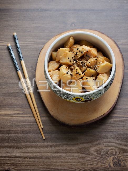 감자,깨,감자조림,반찬,감자요리,한국음식,아시아음식,배경,음식,sidedish,potato,koreanfood,asianfood,background,food,웰빙,웰빙음식,한식,wellbeing,wellbeingfood,음식,식재료,요리,food,cook,meal,dishes,food reserves
