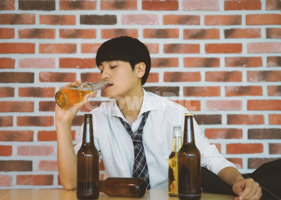 남성,남자,펍,맥주,비어,beer,술,음주,과음,맥주병,병맥주,알코올,사람,인물,인간,human,person,남성,남자,man,male,술,주류,alcohol,산업,industry,industrial,비즈니스,사업,business,service,work