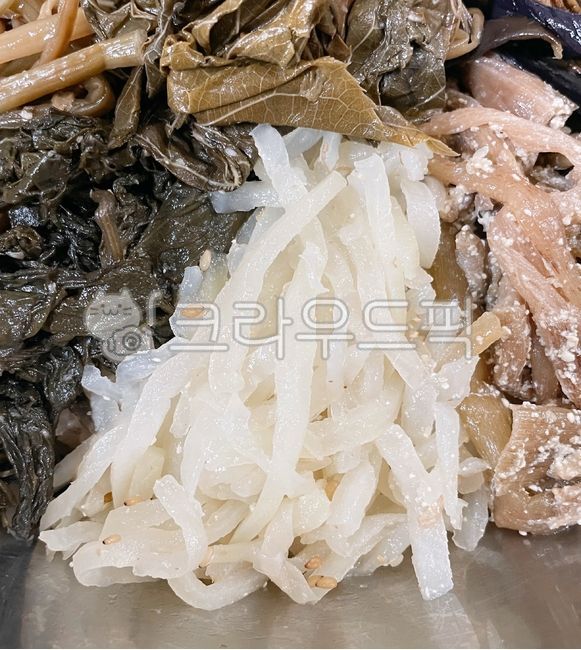 무나물,무,나물,무나물볶음,나물볶음,보름음식,보름나물,대보름나물,대보름음식,정월대보름나물,정월대보름음식,음식,식사,참깨,깨,food,meal,sesama