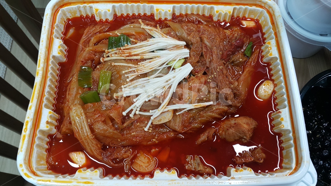 배달음식,김치찜,플라스틱용기,팽이버섯,한식,붉다,맵다