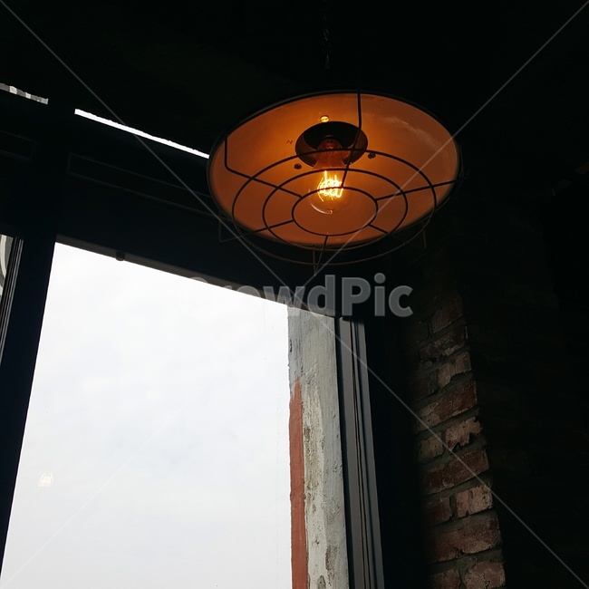 조명,노란등,카페,어두움,분위기