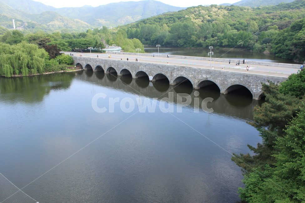 호수,다리,대공원,사람들,산,자연,풍경,nature,landscape,outdoors,옥외,water,물