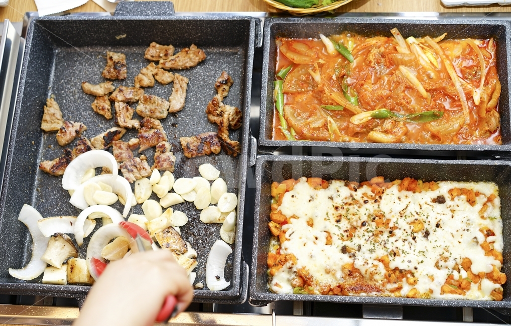 먹방,갈비,구이,피자,손,김치찜,찜,행복,푸짐,퓨전요리,퓨전,야채,푸드,음식,식사,사람,인물,인간,human,person,신체일부,몸,body,음식,식재료,요리,food,cook,meal,dishes,food reserves,육류,고기,meat