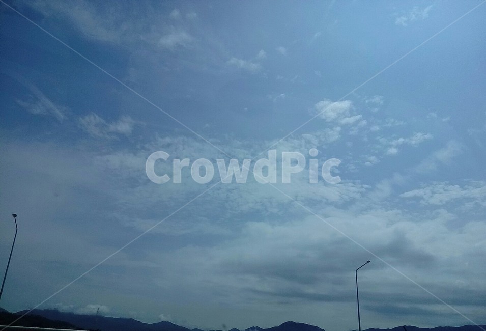 맑은하늘,뭉게구름,화창함,좋은날씨,배경화면,sky,mountain,가로등