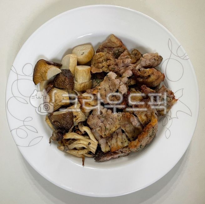 삼겹살,돼지고기,육류,돼지,고기,새송이버섯구이,느타리버섯구이,구이,새송이버섯,느타리버섯,버섯,음식,요리,식사,식재료,밥도둑,에어프라이어요리,에어프라이어구이,한식,벌집삼겹살,칼집,한국음식,한국요리,먹방,dish,시즈닝,파슬리,파슬리가루,food,meal,cook,pork,meat,koreanfood