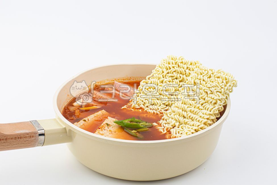 김치찌개,찌개,한식,한국음식,식재료,국물,김치,라면,라면사리,음식,요리,두부,햄,냄비,음식,식재료,요리,food,cook,meal,dishes,food reserves