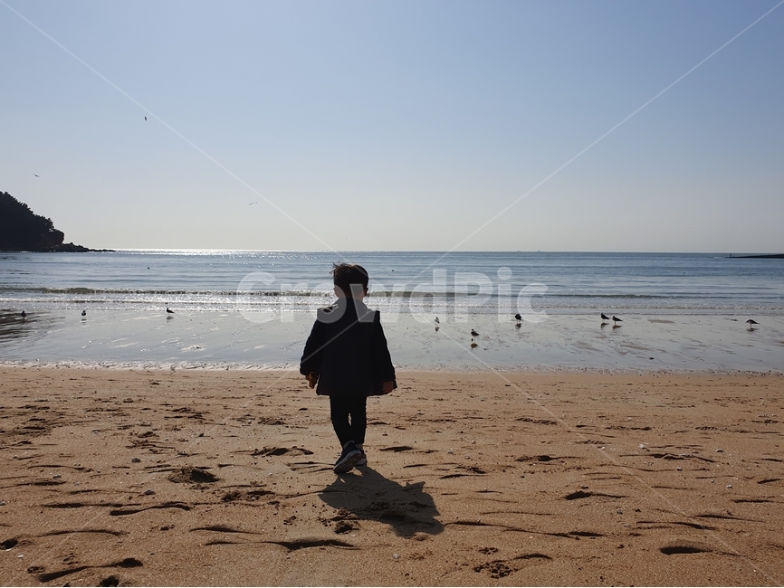 바다,해수욕장,하늘,아이,뒷모슺,해변,바다,beach,sea,사람,인물,인간,human,person,어린이,어린아이,child,children,kid