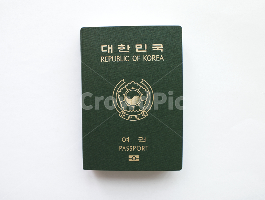 여권,한국여권,passport,대한민국여권,id,사물,물건,business,card,citizen,emigration,identification,identity,international,korea,pass,republicofkorea,security,한국,대한민국,탑앵글,탑뷰,탑,신분증,여행,표지,겉면,비지니스,녹색,그린,초록색,흰배경,여행,휴가,traveling,vacation,trip