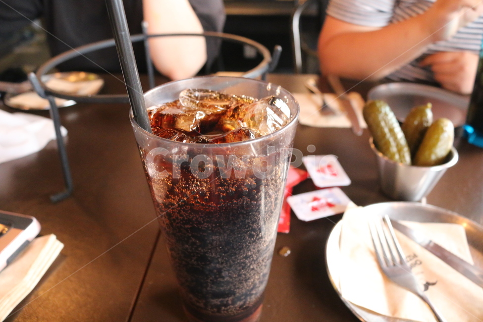콜라,탄산음료,음료,탄산,얼음잔,음료수,drink,beverage