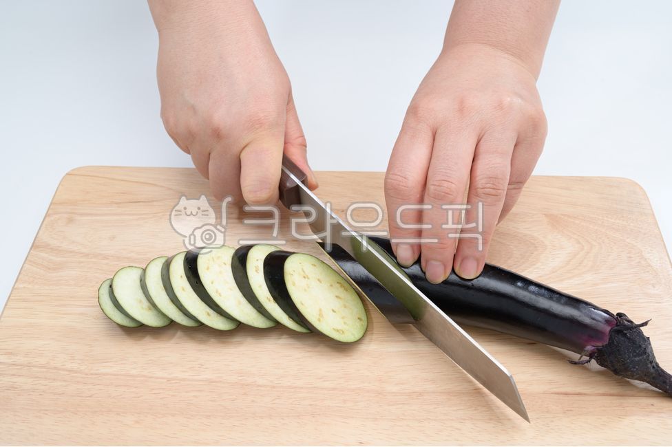 가지,신선,식칼,부엌용품,건강한,요리,식재료,싱싱한,오브젝트,음식,클로즈업,채소,요리사,음식재료,손동작,건강식품,유기농,야채,자르기,손,부엌,도마,보라색,음식,식재료,요리,food,cook,meal,dishes,food reserves,채소,야채,vegetables