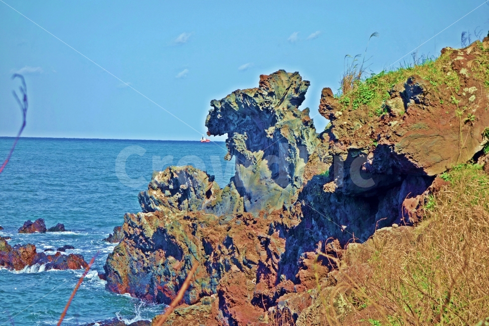 제주도,용두암,바위,용머리,형상,바다,기암,돌,제주,제주여행,제주도여행,수평선,흰,구름,하늘,푸른,여행,자연,풍경,경치,해안,해안가,바닷가,절벽,자연,풍경,nature,landscape,한국자연풍경,한국자연경관,korea nature landscape,제주도,jeju,jeju island,outdoors,옥외,water,물,ocean,대양,sea