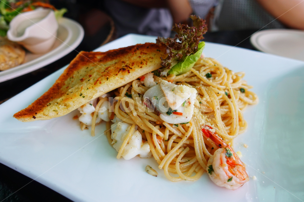 pasta,알리오올리오,토스트,새우,toast,shrimp,spagetti,레스토랑,restaurant,코타키나발루,말레이시아,음식,맛집,food,요리,cook,meal,dishes