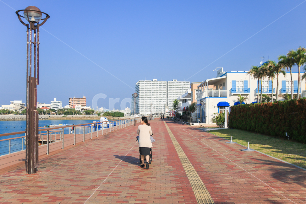 오키나와,엄마,여성,유모차,산책,워터프론트,해안가,산책로,여행,투어,도시,바닷가,바다,해안산책로,차탄,풍경,경치,산책길,경관,거리,건축,건물,시원한,청량한,청명한,파란,하늘,맑은,깨끗한,물가,여행지,미하마,일본,휴가,관광,관광지,여행,휴가,traveling,vacation,trip