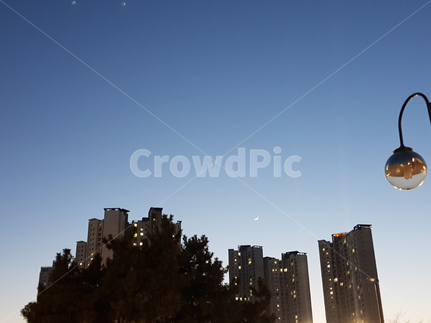 도시,달,초승달,저녁,가로등,초저녁,아파트,파란하늘,야경,밤,풍경,nightscape,night,landscape,도시,city,한국도시풍경,한국도시경관,korea cityscape