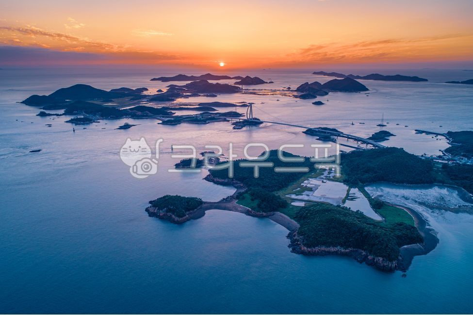 고군산군도,섬,군도,산,해안,해변,군산시,해안선,바다,물,서해,자연,풍경,수평선,전북,전라북도,군산,한국,모여있는,많은,야외,실외,항공촬영,하이앵글,하늘,파란색,다리,새벽,아침,저녁,일출,일몰,노을,석양,황혼,태양,햇빛,실루엣