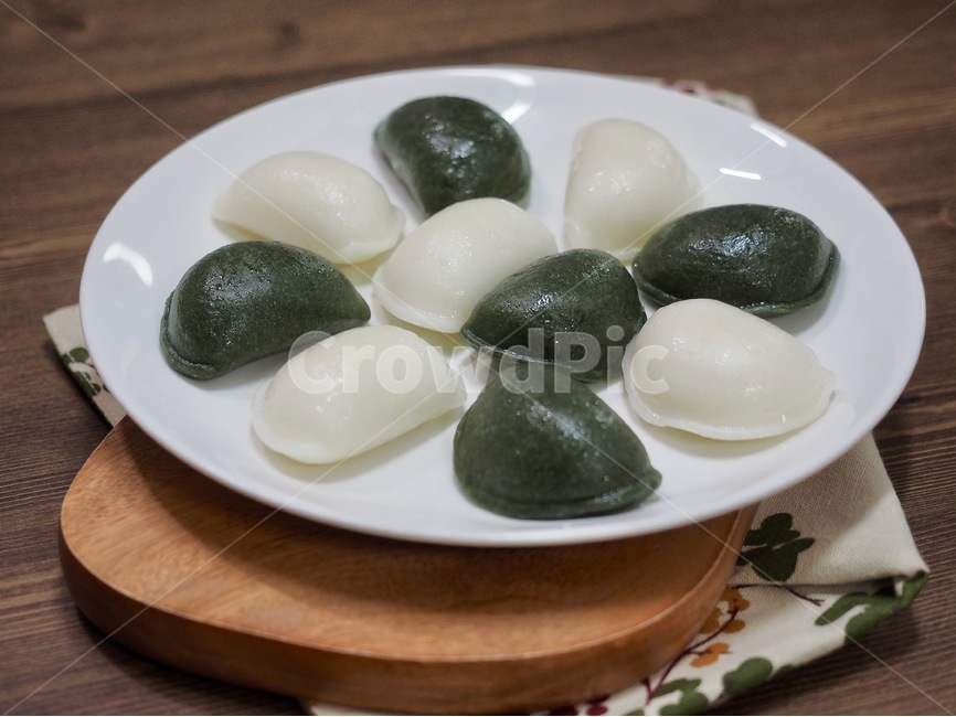 송편,떡,한국음식,식품,한식,한국문화,한국,배경,음식문화,웰빙,문화,아시아,아시아음식,접시,전통,설날,추석,음식,요리,추석음식,설날음식,명절,명절음식,흰색,녹색,한국전통,한국문화,korean traditional,korean culture,음식,식재료,요리,food,cook,meal,dishes,food reserves