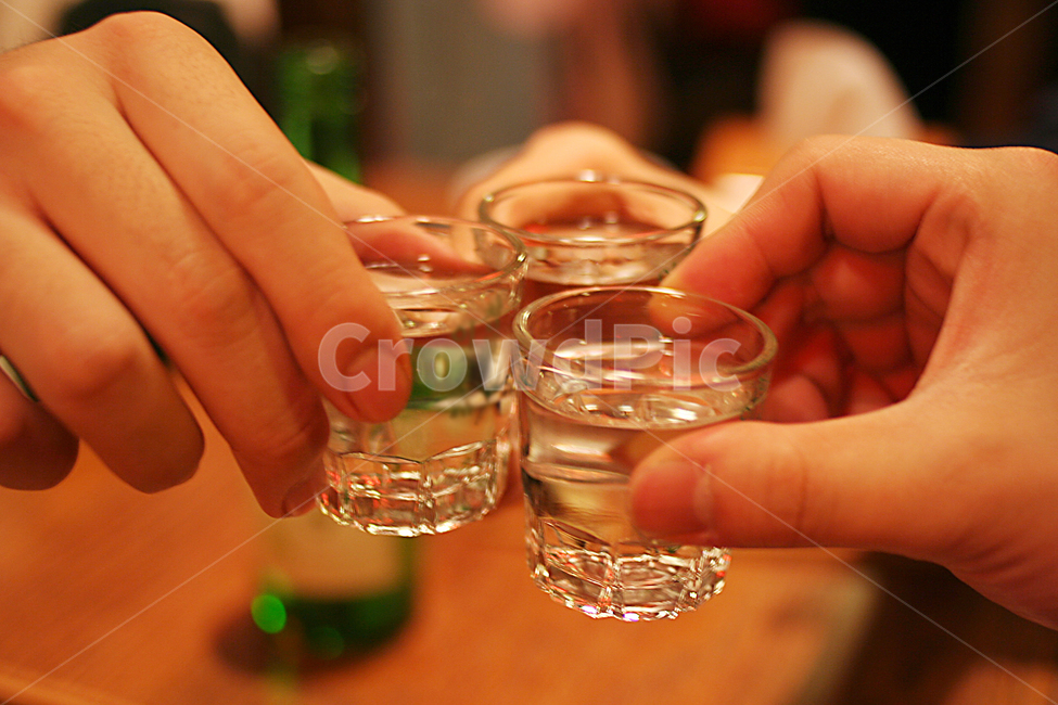 송년회,망년회,회식,술잔,건배,저녁모임,모임,신년회,크리스마스,축제,감성,손,친구,우정,사람들,대중,군중,other people,crowd,술,주류,alcohol