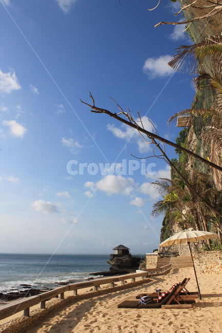 인도네시아,발리,쿠부,해변,비치,바다,indonesia,bali,beach,하늘,푸른하늘,파란하늘,blue,bluesky,cliff,절벽,낭떠러지,절벽해안,파라솔,해변,바다,beach,sea,세계자연풍경,해외자연풍경,외국자연풍경,world nature landscape