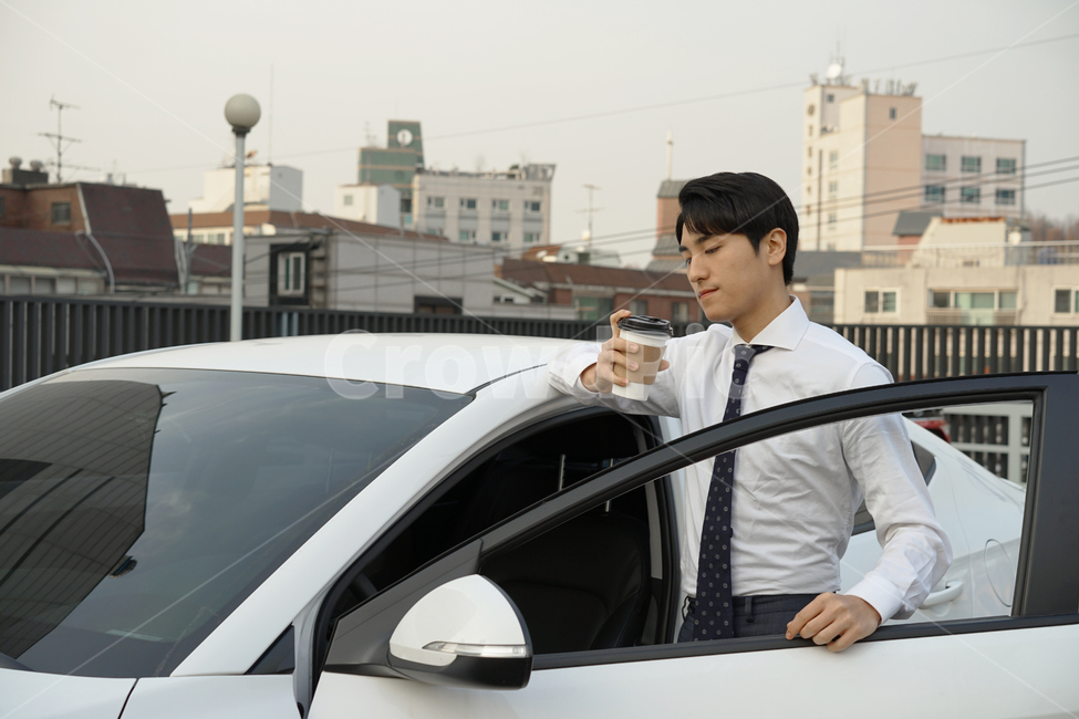 운전,차,차량,자동차,남자,남성,사람,직장인,출근,커피,카페인,피곤,운전자,주차장,여유,정장,사람,인물,인간,human,person,남성,남자,man,male,교통,교통수단,traffic,transportation,비즈니스,사업,business,service,work