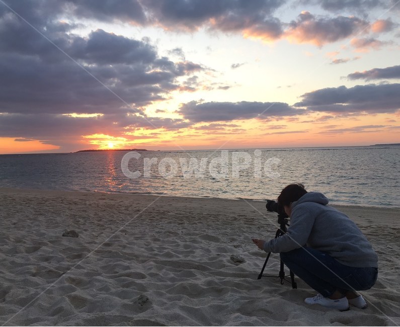 석양,일몰,구름,해변,노을,sunset,cloud,sky,beach,camera,카메라,삼각대,남자,해변,바다,beach,sea,사람,인물,인간,human,person,남성,남자,man,male,사진작가,포토그래퍼,photographer