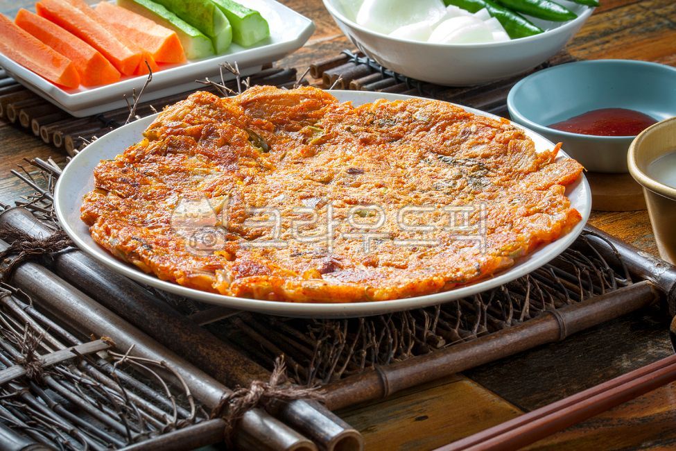 빈대떡,김치빈대떡,김치,묵은지,묵은지빈대떡,민속주점,빈대떡집,김치전,파전,해물파전,막걸리,동동주,막걸리안주,술안주,민속음식,음식,음식점,식당,별미,맛집,먹거리,쌀막걸리,전통주,민속주,탁주,당근,오이,양파,고추장,고추,풋고추,야채,채소,받침,접시받침,대나무받침,양은잔,막걸리잔,술잔,식사,한식,한국음식,한국요리,요리,전통음식,전통요리,전통,영양식,간식,영양음식,밀가루,부침개,부침게,식재료,접시,밀가루음식,시장,시장음식,전통시장,광장시장,길거리음식,먹방