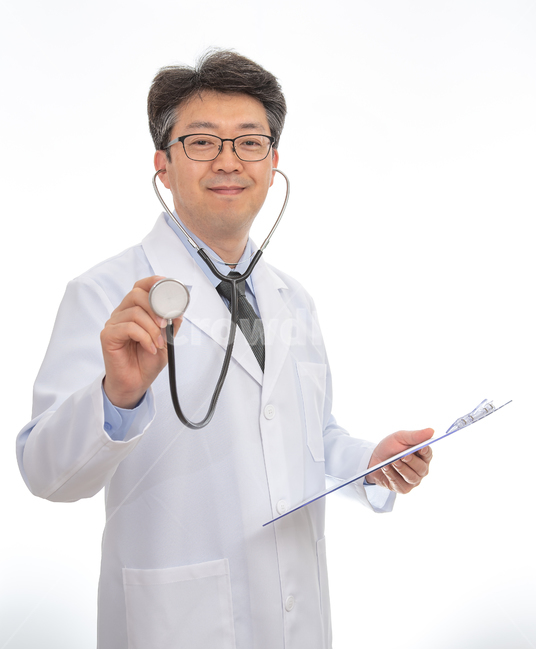 남자,의사,남성,누끼,중년,1인,안경,한국인,동양인,흰색배경,밝은,얼굴,전문직,의료,직업,건강,40대,흰배경,카피스페이스,정면,의학,병원,진료,흰색,자신감,아시아인,50대,질병,보건,주치의,카피,스페이스,위생,유니폼,한국사람,일본인,중국인,사람,1명,상반신,사람,인물,인간,human,person,남성,남자,man,male,의료,의학,병원,medical,hospital,clinic