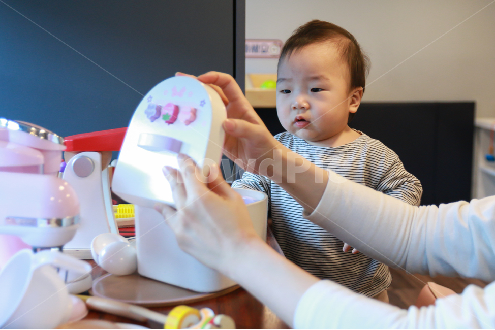 아기,아이,육아,장난감,부엌놀이,놀이,부엌,토이,남자아기,남자아이,사람,교육,인지발달,발달,성장,귀여운,작은,사랑스런,호기심,재미있는,즐거운,엄마,아가,젊은,여성,소꿉놀이,키친,주방,역할놀이,사람,인물,인간,human,person,영유아,아기,애기,아이,infants,baby