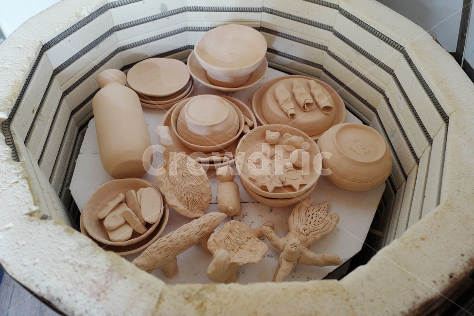 도자기,손,흙,사기,질흙,제품,도기,자기,점토예술,작품,도공,공예가,핸드메이드,한국도자기전통도자기,보물,국보,박물관,질그릇,명품,장인,전통,역사,아티스트,국산,주문제작,선물,기념품문화예술,미술,공예,백자,청자,고려자,기토기,장식품,전시품,장식,전시,집중,세밀한,정교한,조심스러운,작업,예술혼,문화,도자기예술인간문화재,수공예,집중력,혼,예술가ceramicware,art,hand,Dirt,fraud,clay,product,pottery,porcelain,works,craftsman,handmade,Koreanpottery,traditionalpottery,treasure,nationaltreasure,사람,인물,인간,human,person,신체일부,몸,body,가마,예술,art,사물,물건,오브젝트,thing,object,matter