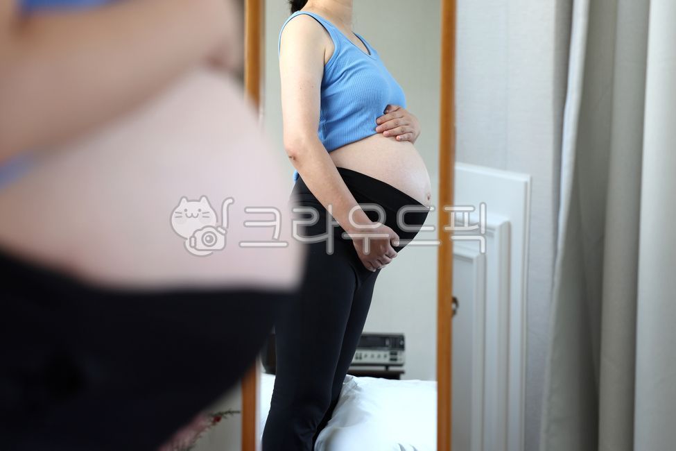 임산부,임신,거울,마주보는,전신거울,복부,니트,만삭,방,실내,거실,부분,사람,서있는,내밀다,내미는,감싸기,감싸고있는,만지는,만지다,배부분,출산,임박,확인하는,바라보는,건강한