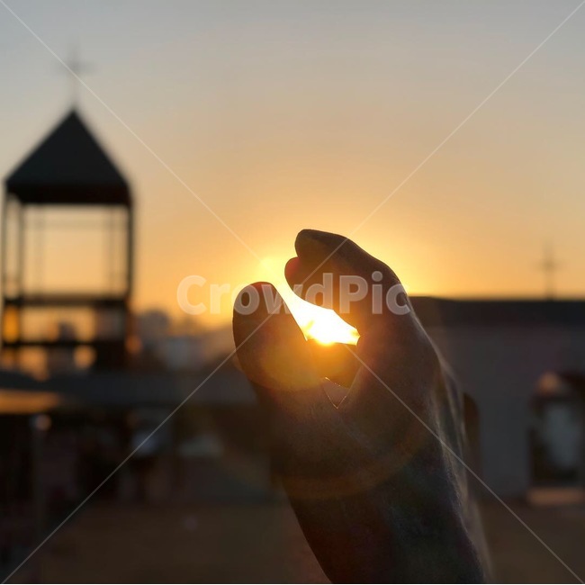 조각상,빛,희망,손,노을,성당,노을진,겨을,hope,light,hand,sunset,sunshine,아웃포커싱,십자가,사람,인물,인간,human,person,신체일부,몸,body