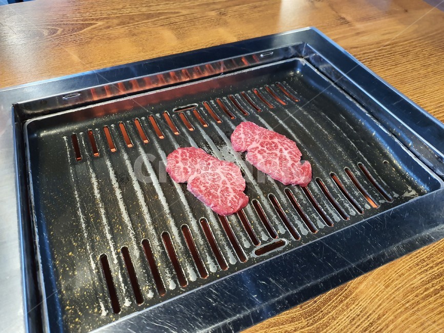소고기,고기집,석쇠,소금구이,생고기,불판,마블링