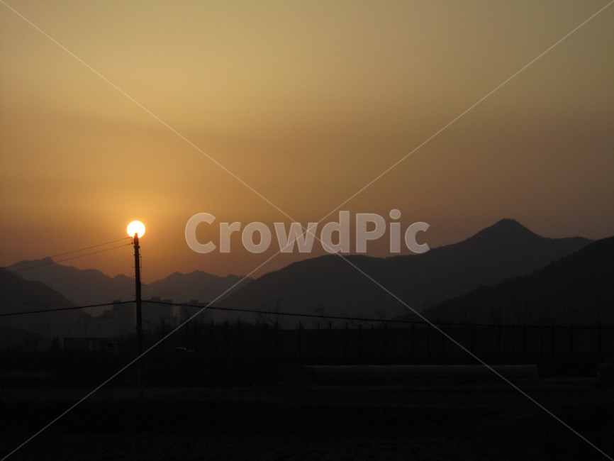 노을,산,전봇대,전신주,태양,햇살,햇빛,하늘,흐린날,자연,풍경,nature,landscape,flare,플레어,light,빛,outdoors,옥외,dusk,황혼,sunset,일몰,sky,dawn,새벽,red sky,붉은 하늘