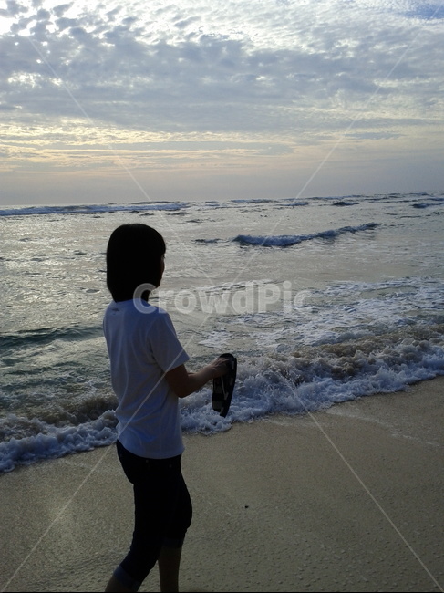 해변가,바다,summer,beach,산책,여유로운,한가로운,vacation,바닷가,분위기좋은,여름,시원한,파도,잔잔한,조용한,해변,바다,beach,sea,사람,인물,인간,human,person,여성,여자,woman,female,lady
