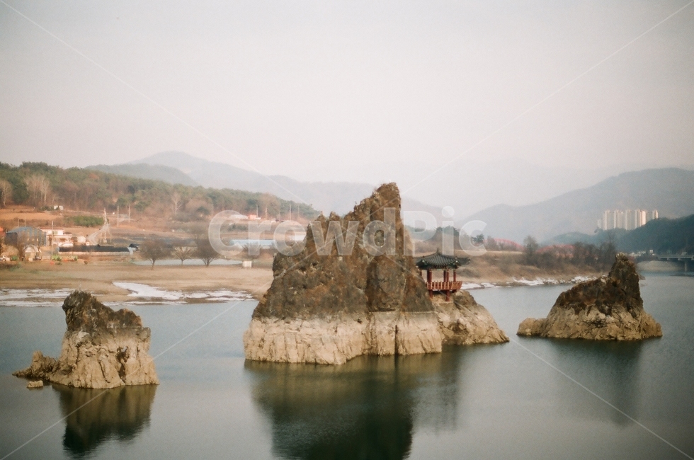 단양,도담상봉,강위에돌,강가,필름카메라,자연,풍경,nature,landscape,한국자연풍경,한국자연경관,korea nature landscape,outdoors,옥외,land,땅,sea,바다,ocean,대양,water,물,shoreline,해안선,promontory,곶