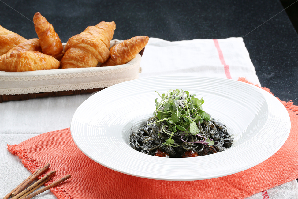 cream pasta,seafood dish,lunch,tableware,spaghetti,recipe,plate,sauce,tomato,vegetable,Spaghetti,cookbook,flour,pasta,seafood spaghetti,ingredients,cooking,seafood,noodle dish,squid ink,sprout,noodles,cook,food photography,cuisine,squid dish,dinner,ink sp