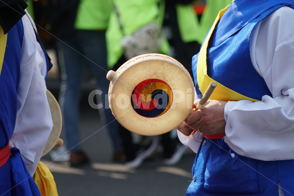북,악기,전통음악,전통악기,농악,사물놀이,국악,예술,문화,아트,art,music,instrument,musical,musicalinstrument,공연,전통공연,연주,한복,사람,한국인,korean,people,한국,코리아,대한민국,korea,민족,전통,태극무늬,태극문양,태극,한국전통,한국문화,korean traditional,korean culture,사람,인물,인간,human,person,신체일부,몸,body,악기,음향기기,musical instrument,musical equipment