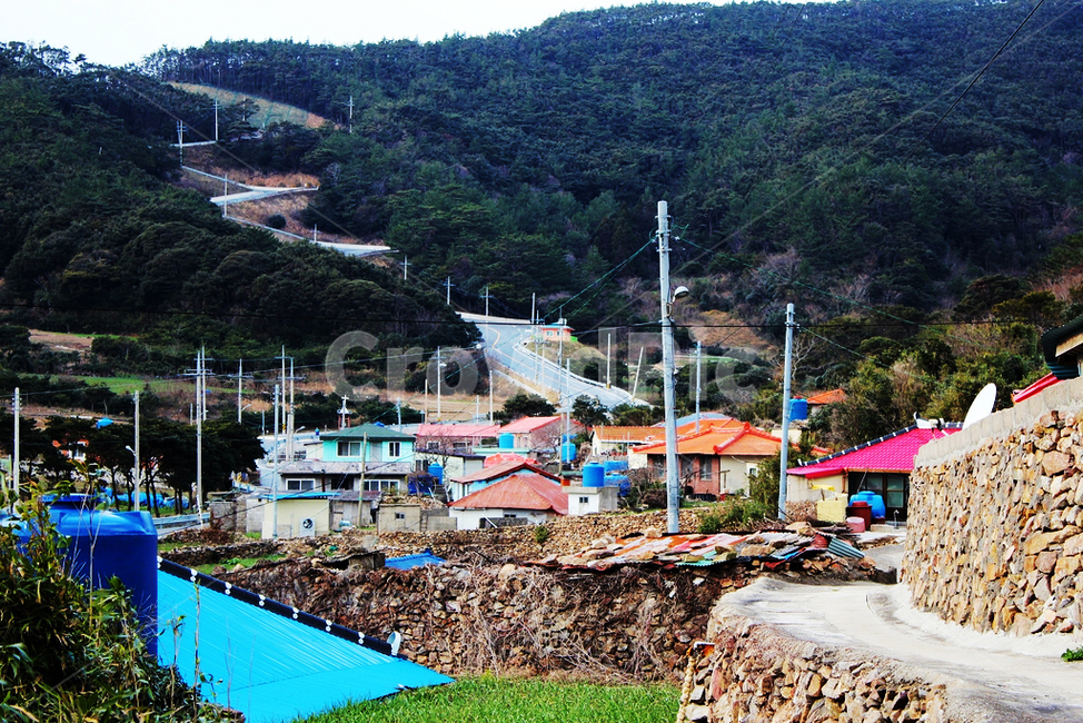 흑산도,꼬불길,시골,마을,시골마을,바닷마을,돌담길,집,지붕,산,도로,시골,마을,풍경,landscape,country,rural,town