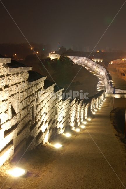 수원화성,수원,유네스코,유네스코문화유산,문화재,전통,한국,코리아,헤리티지,Heritage,성곽,야경,야경,밤,풍경,nightscape,night,landscape,한국전통,한국문화,korean traditional,korean culture,랜드마크,landmark,tourist attraction,한국랜드마크,한국관광지,한국명소,korea landmark,korea tourist attraction,건축물,건물외관,exterior,building,structure,architecture,construction