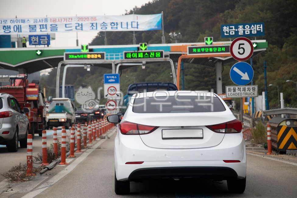 concrete,Toll fee,speed limit,Transportation,median strip,fee,truck,industry,speed,life,vehicle,automobile,toll gate,road,car,electronic,30 kg,going slow,Under construction,highway,safety rod,traffic,business,pay,banner,collection,transit,high pass,road n