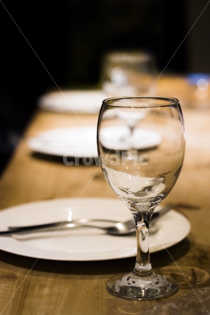 와인,글래스,접시,테이블,유리잔,유리컵,빈컵,빈잔,와인잔,원목,탁자,디쉬,wineglass,empty,cup,winebowl,hardwood,가구,furniture,glass,dish,table,다이닝,dining,diningtable,사물,물건,오브젝트,thing,object,matter