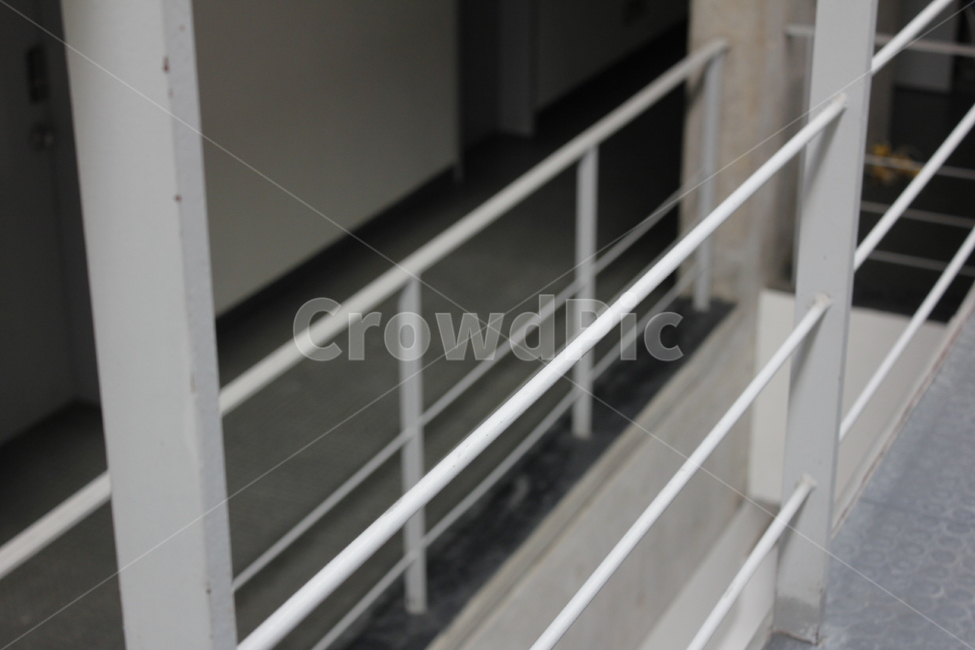 난간,handrail,banister,staircase,계단,컨테이너,학교,철장,학교계단,삭막한,구도