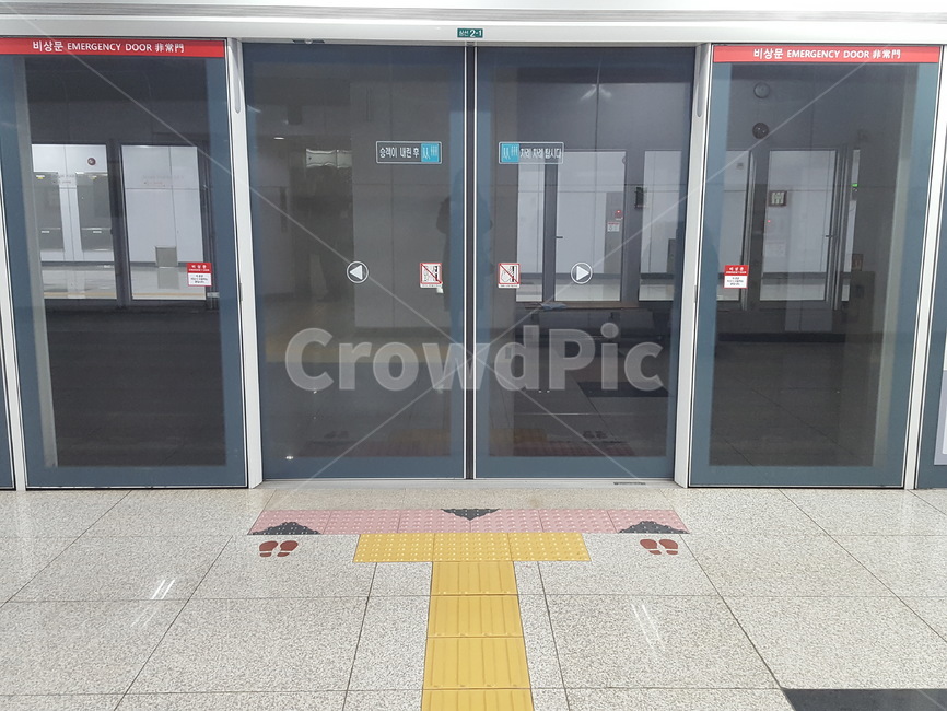 문,지하철,스크린도어,door,시각장애인용보도블럭