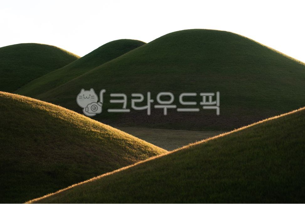 Royal tomb,tomb,UNESCO,UNESCO World Heritage,light,afternoon,sunlight,line,history,cultural property,tomb,tomb group,heritage,Goseong-gun,cultural heritage,curve,Songhak-dong tomb group