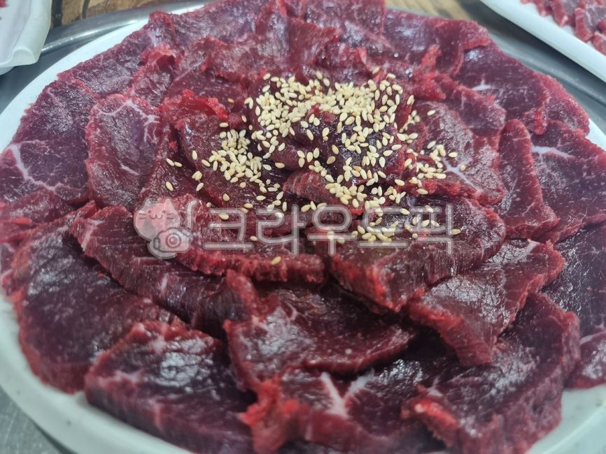 음식,food,요리,cooking,고기,meat,소고기,beef,육회,육사시미,사시미,beeftartare,beefcarpaccio,sashimi,회,그릇,plate,bowls,접시,dish,saucer,참깨,통깨,깨,sesame,한우육회,koreancattle,Koreanbeefcattle,음식재료,요리재료,식재료,foodingredients,cookingmaterial,foodstuff,foodmaterial,한우,등심,koreanbeefcattle,sirloin,쇠고기,꽃등심,flowersirloin,한우등심,hanwoosirloin