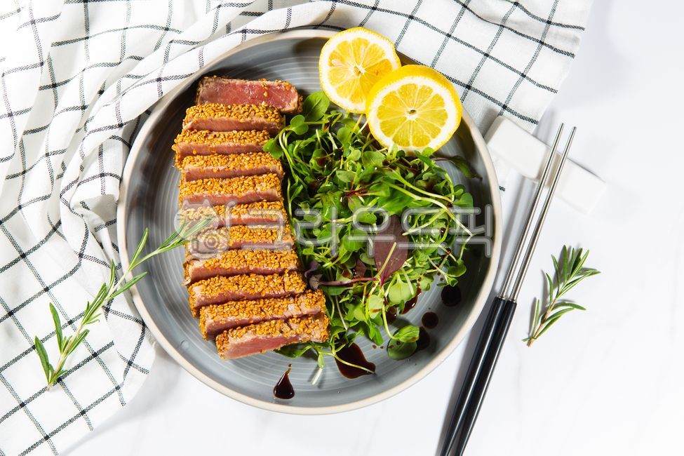 tuna,tuna dish,Tuna tataki salad,Tuna tartare,Tuna tataki