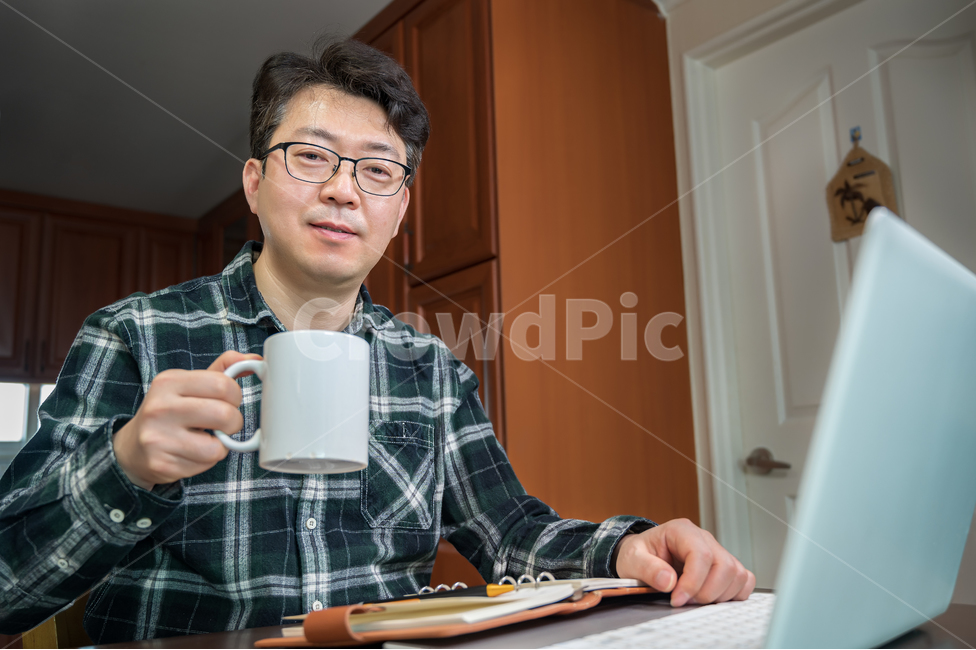 코로나19,코로나바이러스,coronavirus,covid19,원격근무,재택근무자,재택근무,자가격리,텔레마케팅,원격,서비스,인터넷,가정,노트북,컴퓨터,상담,컨셉,남자,남성,비지니스,아시아인,동양인,중국인,한국인,일본인,집,근무,영상통화,중년,4050세,1명,콜센터,업무,라이프스타일,인물,자택,캐주얼,일,직장인,직장,커피,컵,여유,휴식,머그컵,사람,인물,인간,human,person,남성,남자,man,male,정보통신기술,전자기기,전자제품,it,information,technology,electronic equipment