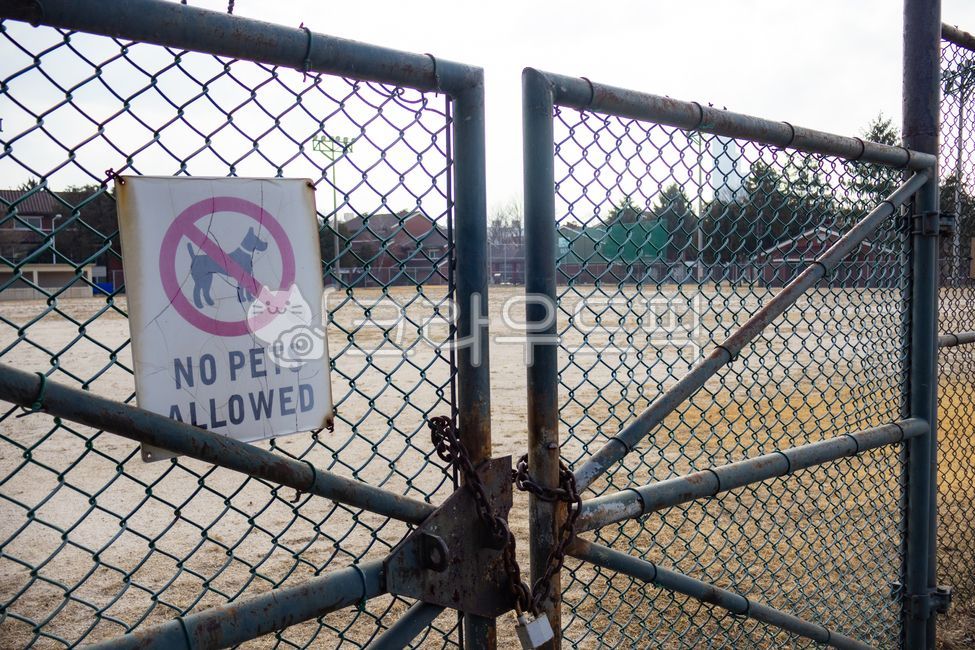 barbed wire,park,sign,warning,wire mesh,wire,playground,basketball court