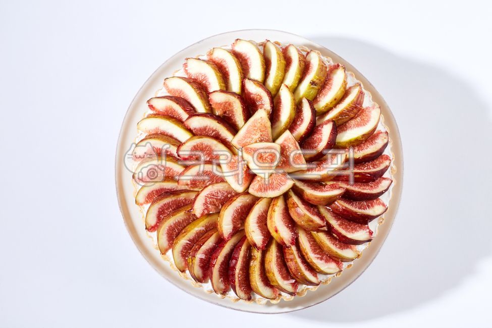 무화과,무화과파이,과일,음식,케이크,정물,흰배경,디저트,후식,간식,빵,파이,타르트,탑앵글