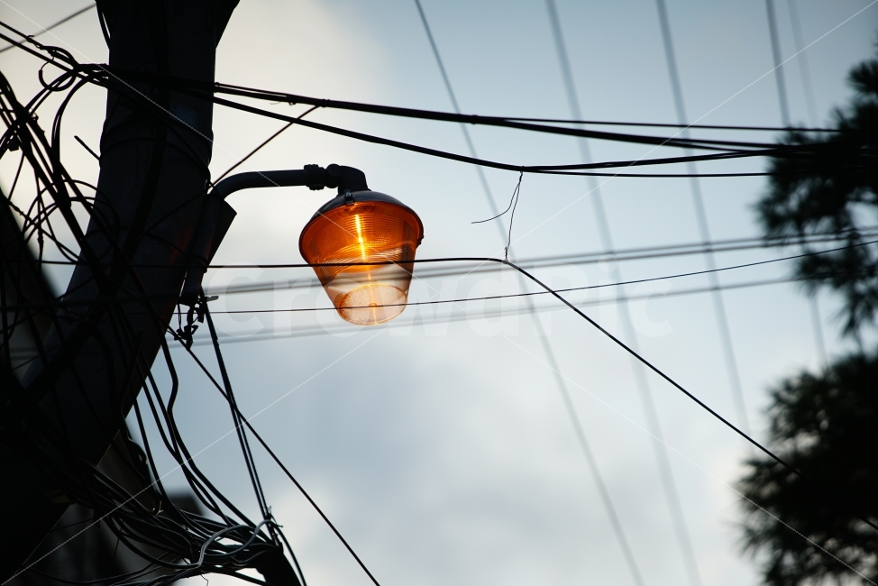 가로등,주황색,흐린하늘,구름,전선,전깃줄,도시,풍경,city,landscape,감성,sensible,feeling,cable,케이블,power lines,전력선