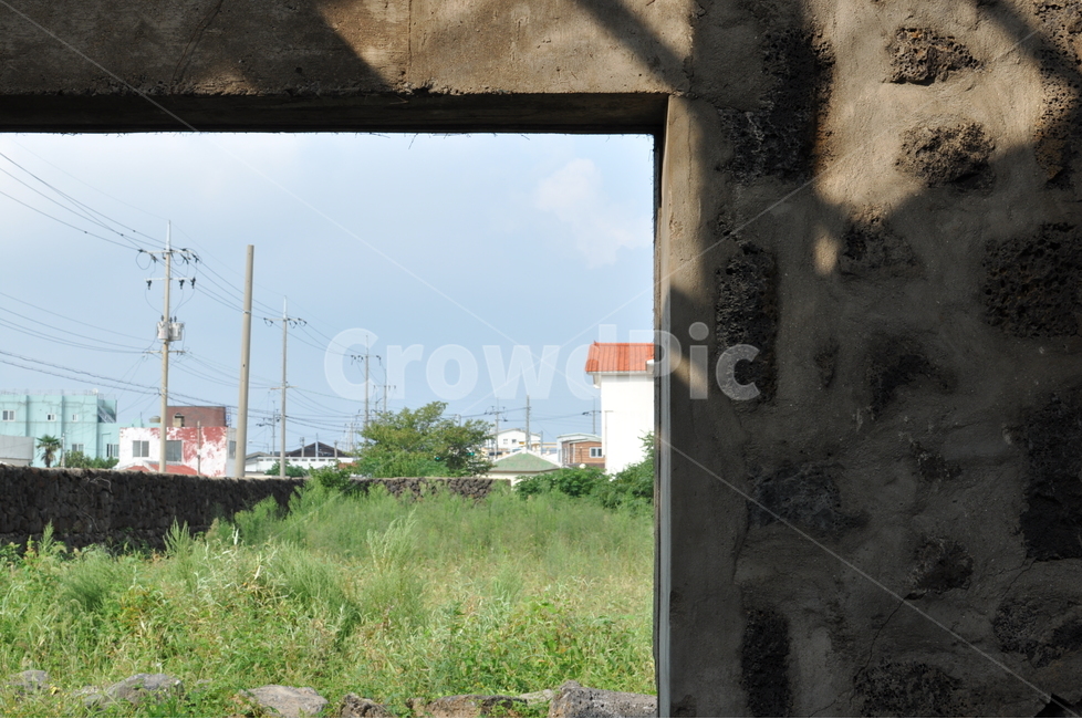 틀,마을,시멘트벽,풀,하늘,프레임,벽,창밖,창밖모습,전깃줄,풍경,편안함,frame,wall,grass,landscape,돌담,제주돌담시멘트,자연,풍경,nature,landscape,제주도,jeju,jeju island,인테리어,실내디자인,interior design